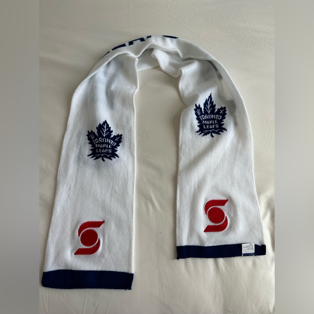 Toronto Maple Leafs Scarf - Picture 6 of 6